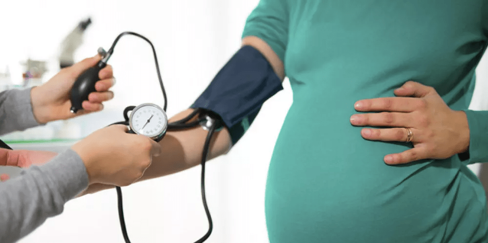قياس ضغط الدم أثناء الحمل