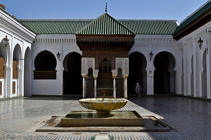 جامعة القرويين في المغرب – تأسست في عام 859 اقدم الجامعات العربية على الاطلاق