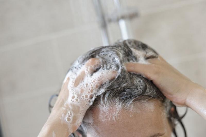 من أهم خطوات العناية بالشعر المصبوغ عدم الإفراط في غسل الشعرالملون