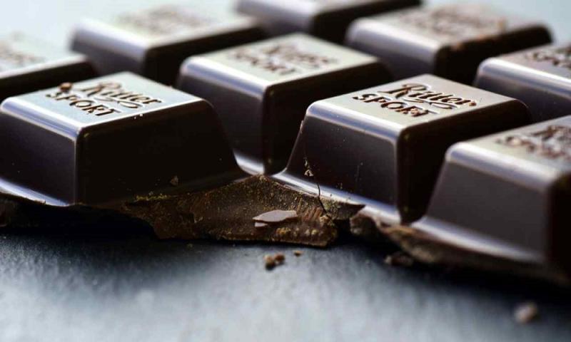 تساعد الشوكولاتة الداكنة في الوقاية من أمراض القلب