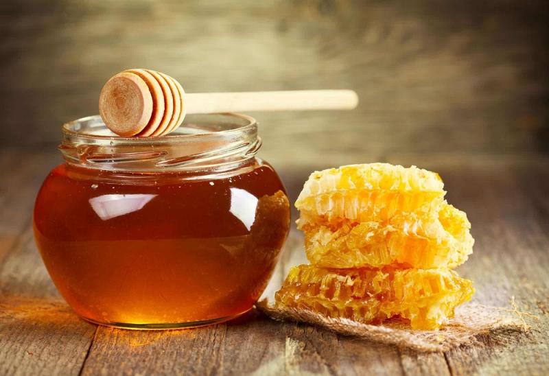يحتوي العسل على العديد من الفيتامينات