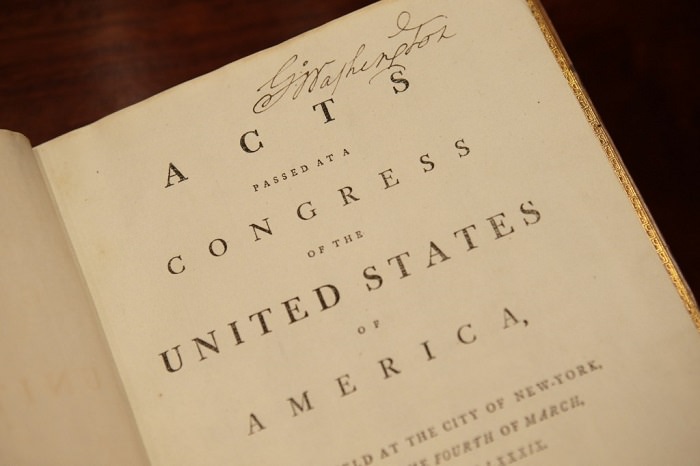 نسخة من دستور الولايات المتحدة لـ «جورج واشنطن» - 10.2 مليون دولار