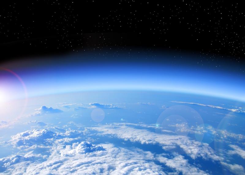 يمتد الغلاف الجوي للأرض لمسافة 10000 كم :