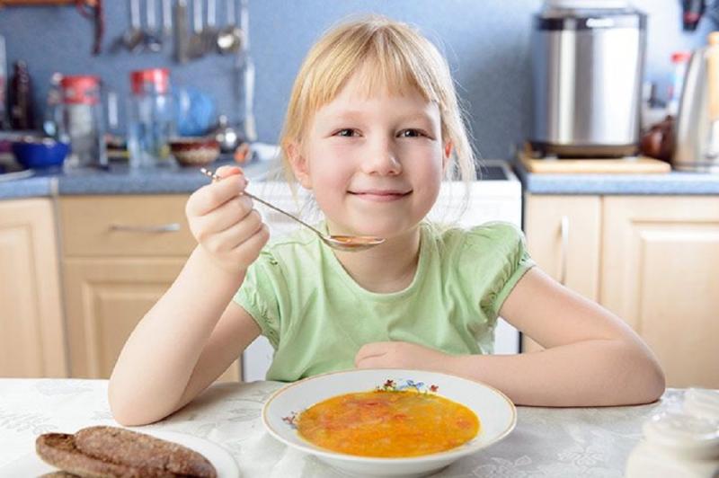 Ребенок не ест вечером. Дети обедают. Ребенок кушает суп. Девочка обедает. Супы кушайте.