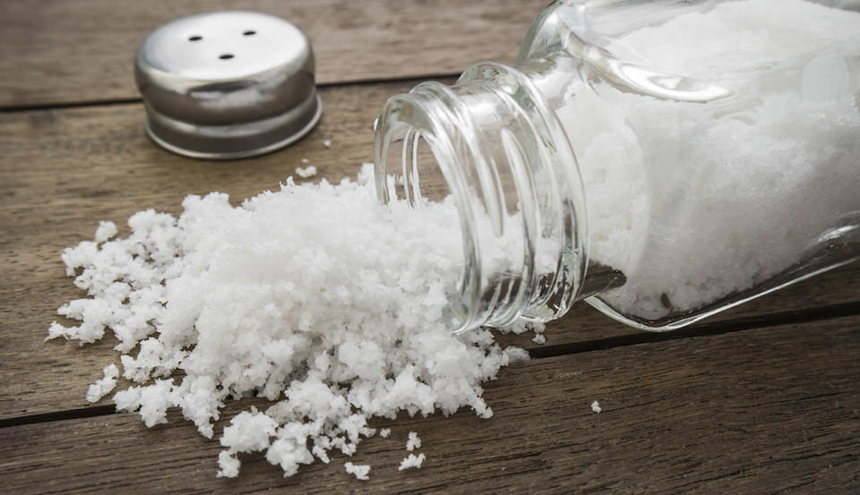رش القليل من الملح على منزلك وإضافة الخل